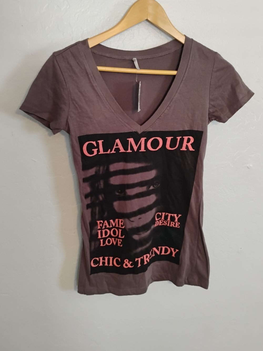 Maxrave Glamour Graphic V-Neck Tee - Charcoal with Coral Print Size S